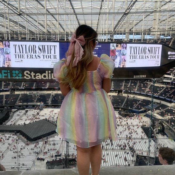 Meet your Posher, Taylor - Picture 2 of 2